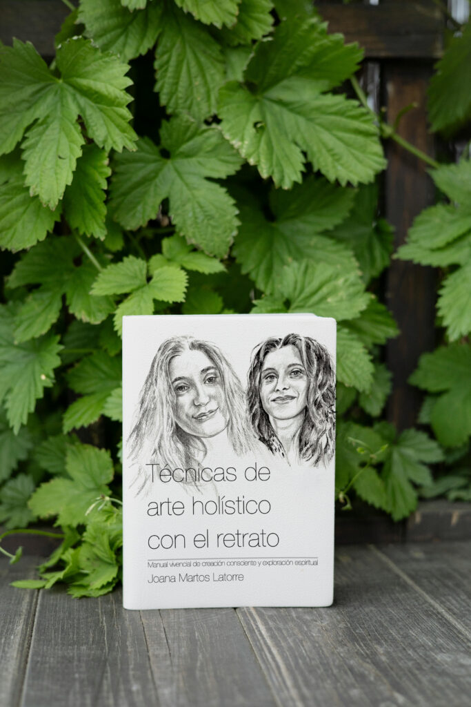 mockup-tecnicasarteholisticocast-verde-pared-hierba-683x1024 La creatividad que no se aprende en una escuela ni en un máster